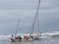 Bild 0 von Hamburger Segelyacht strandete vor Juist/Toter am Kalfamer