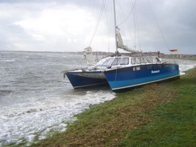 Bild 0 von Katamaran trieb beim Sturm auf den Hafendeich
