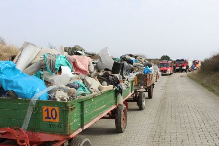 Bild 0 von Sechs volle Anhänger mit Müll wurden am Kalfamer entfernt
