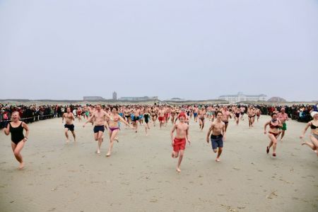 Bild 0 von Rekordbeteiligung beim Juister Neujahrsschwimmen 