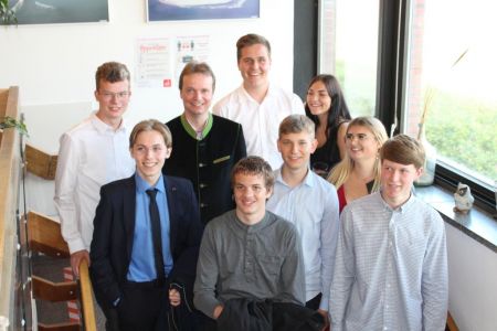 Bild 0 von Acht Juister Schülerinnen und Schüler verließen nun die Inselschule