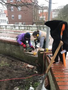 Bild 0 von Winterzeit ist Bauzeit: Kirchhofsmauer wurde von Frauen abgebaut