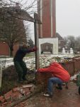 Bild 2 von Winterzeit ist Bauzeit: Kirchhofsmauer wurde von Frauen abgebaut