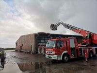Bild 0 von Feuerwehr musste Dach am Hafen sichern