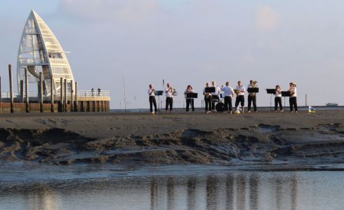 Bild 0 von Viele Zuhörer kamen zum Sandbank-Konzert an den Hafen