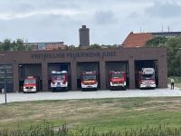 Bild 0 von Feuerwehr Juist komplett ausgerückt zum neuen Feuerwehrgebäude