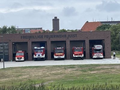 Bild 0 von Feuerwehr Juist komplett ausgerückt zum neuen Feuerwehrgebäude