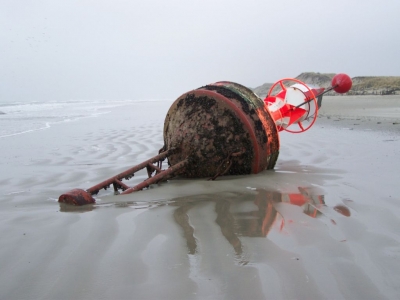 Bild 0 von Osterems-Ansteuerungstonne liegt auf dem Juister Strand