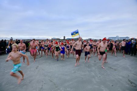 Bild 0 von Frisch und munter ins neue Jahr: Neujahrschwimmen auf Juist 