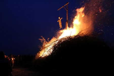 Bild 0 von Osterfeuer mit Startschwierigkeiten 