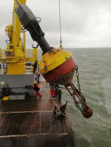 Bild 0 von Kardinaltonne wurde nach neun Wochen vom Strand geholt