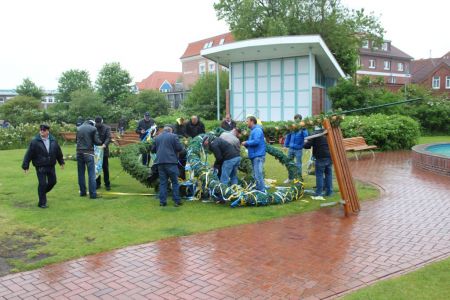 Bild 0 von Juister Maibaum musste vorzeitig vom Kurplatz weichen