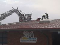 Bild 2 von Feuerwehr musste Dach am Hafen sichern
