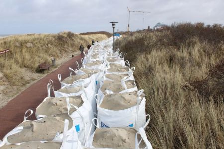 Bild 0 von Schwere Geburt: Sand darf an den Strand