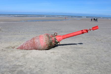 Bild 0 von Ansteuerungstonne vom Leyfahrwasser liegt auf Juister Strand