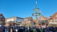 Bild 0 von Maibaum steht wieder auf dem Kurplatz