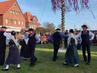 Bild 9 von Juister Maibaum wurde aufgestellt und eine Nacht bewacht