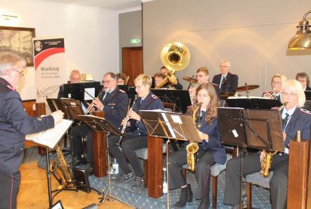 Bild 0 von Feuerwehrmusikzug + Tanja spielten zum Frühschoppen auf