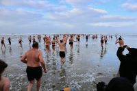 Bild 0 von Kalter Start ins Jahr 2024 beim Neujahrsschwimmen auf Juist 