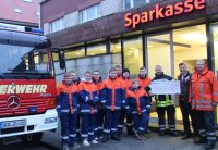 Bild 0 von Sparkasse übergab Spende an Jugendfeuerwehr