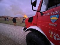 Bild 0 von Feuerwehr überwachte wieder das Abbrennen den Osterfeuer