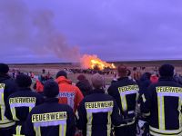 Bild 1 von Feuerwehr überwachte wieder das Abbrennen den Osterfeuer