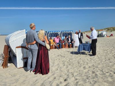 Bild 0 von Auf Juist getraute Ehepaare erleben Wiedersehen am Inselstrand