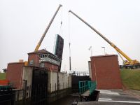 Bild 0 von Schwerlastkräne ermöglichen Austausch von Hydraulikzylinder in Leysiel