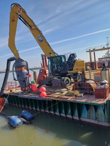 Bild 0 von Hafenbaggerung läuft nach Anlaufschwierigkeiten an