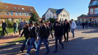 Bild 3 von Segelklub Juist stellte Maibaum auf dem Kurplatz auf
