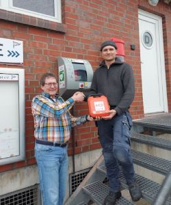 Bild 0 von Zurück zu den Anfängen: Neuer Defibrillator am Sportboothafen