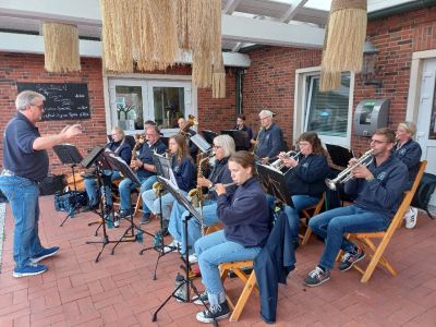 Bild 0 von Viele Teilnehmer kamen am Montagabend zum Fest im Loog